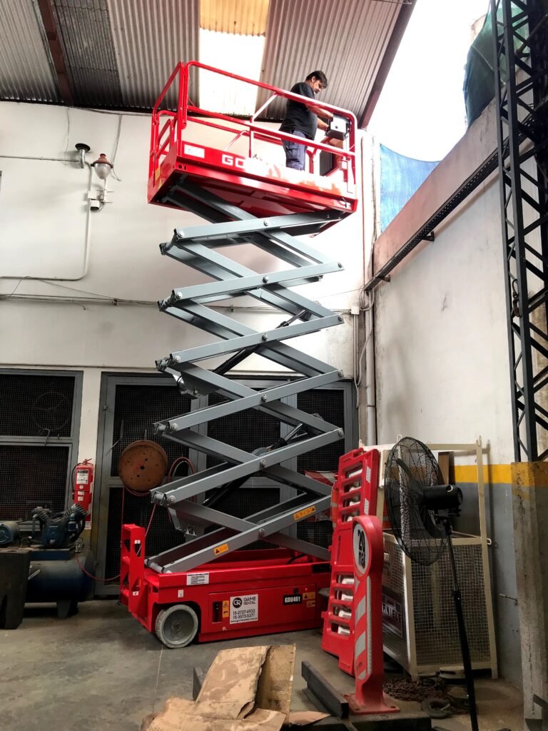Servicio de alquiler de brazo articulado, plataforma elevadora tipo tijera y telescópica, eléctricas y a combustión.