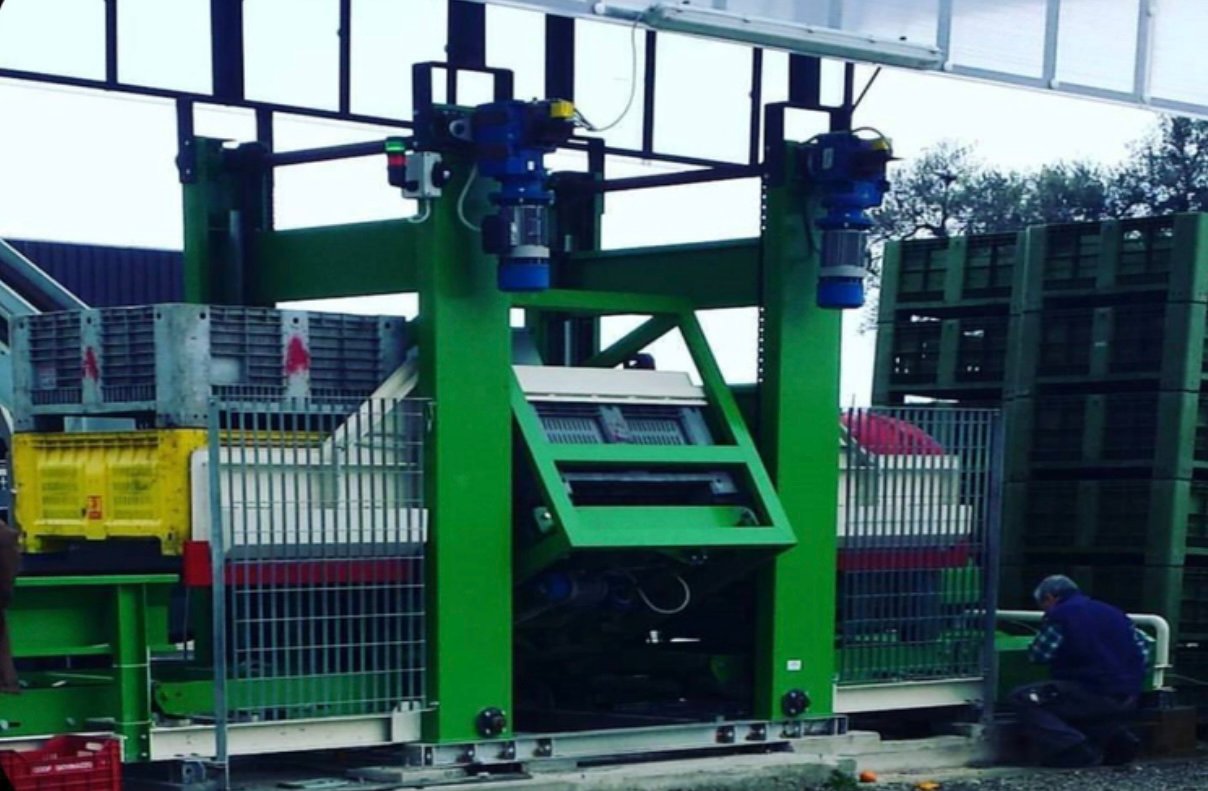 Sistema de vaciado automático de contenedores para frutas y verduras